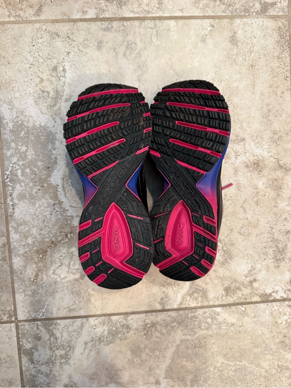 Brooks Women's Launch 4 Energize Black Running Shoes with Blue and Pink - Picture 4 of 4